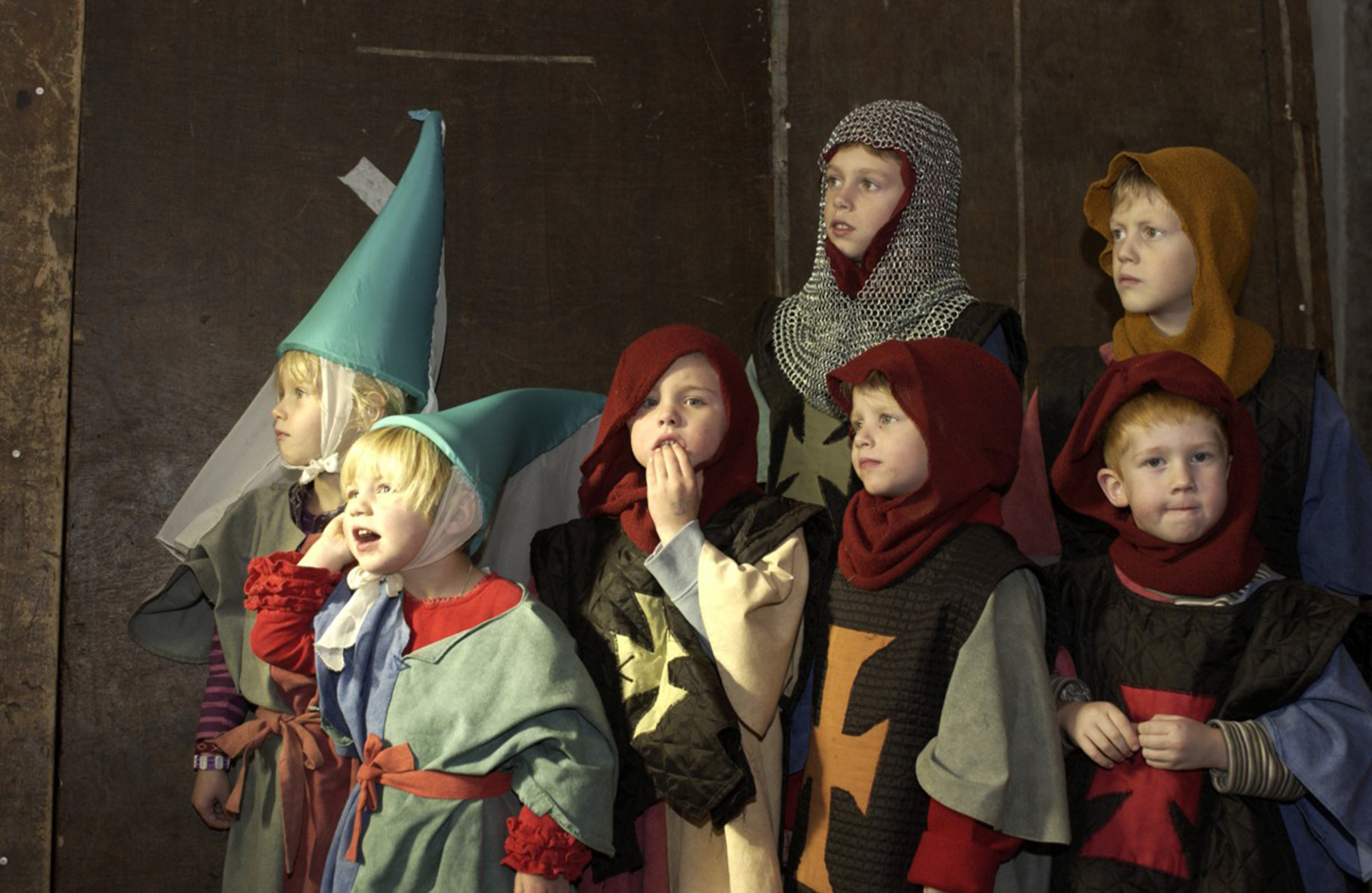 Kinderen in middeleeuwse outfits