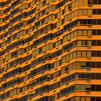 Oranje gebouw met veel ramen