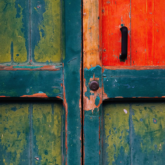 Oude geverfde houten deur
